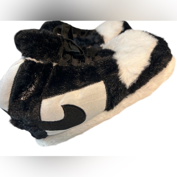 Nike Fluffy Black/white Slippers, Fits size 36-46, NWOT - Picture 3 of 7